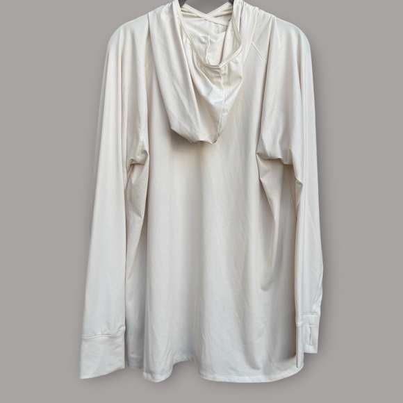 The North Face Performance Hoodie - Picture 12 of 13